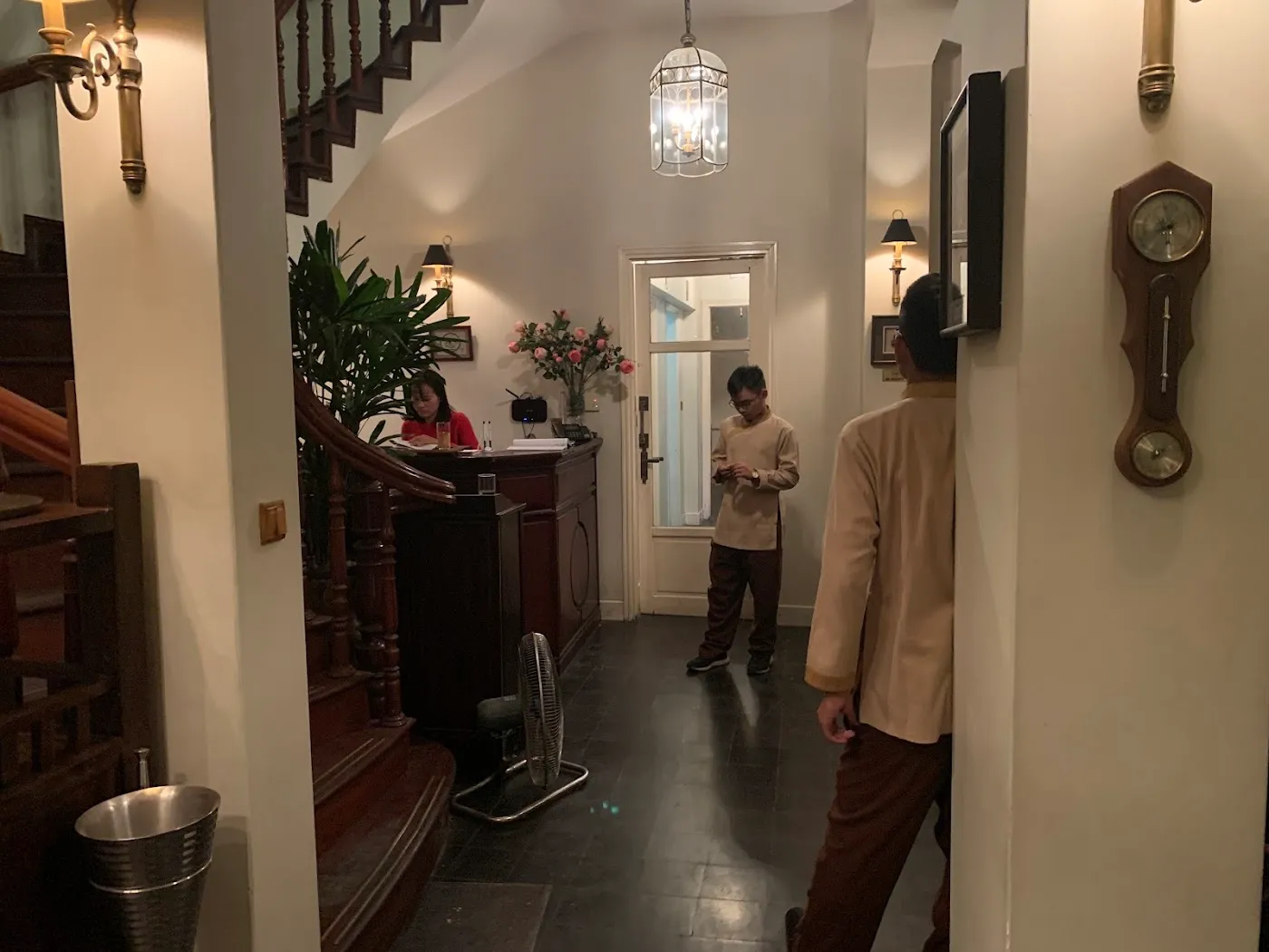 Hành lang với đồng hồ quả lắc cổ