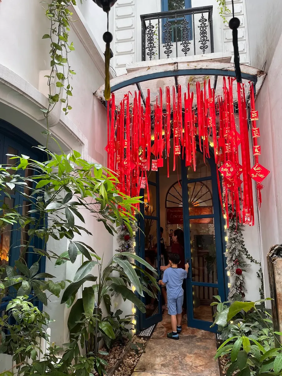 Lối vào trang trí lụa đỏ, cây xanh