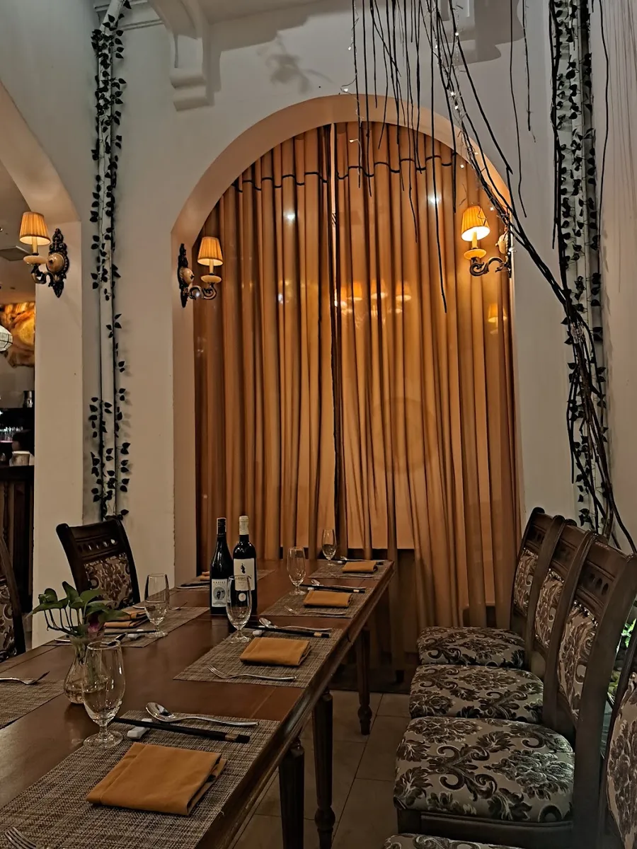 Phòng ăn ấm đèn tường, rèm buông tại Nhà hàng Đông Dương